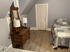 5 عدّة غرف نوم ومكتب وواي فاي مجانًا وملاءات أسرّة