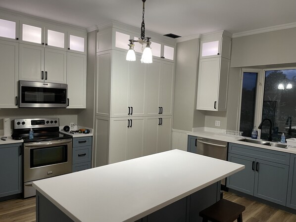 Réfrigérateur, four à micro-ondes, un four, surface de cuisson