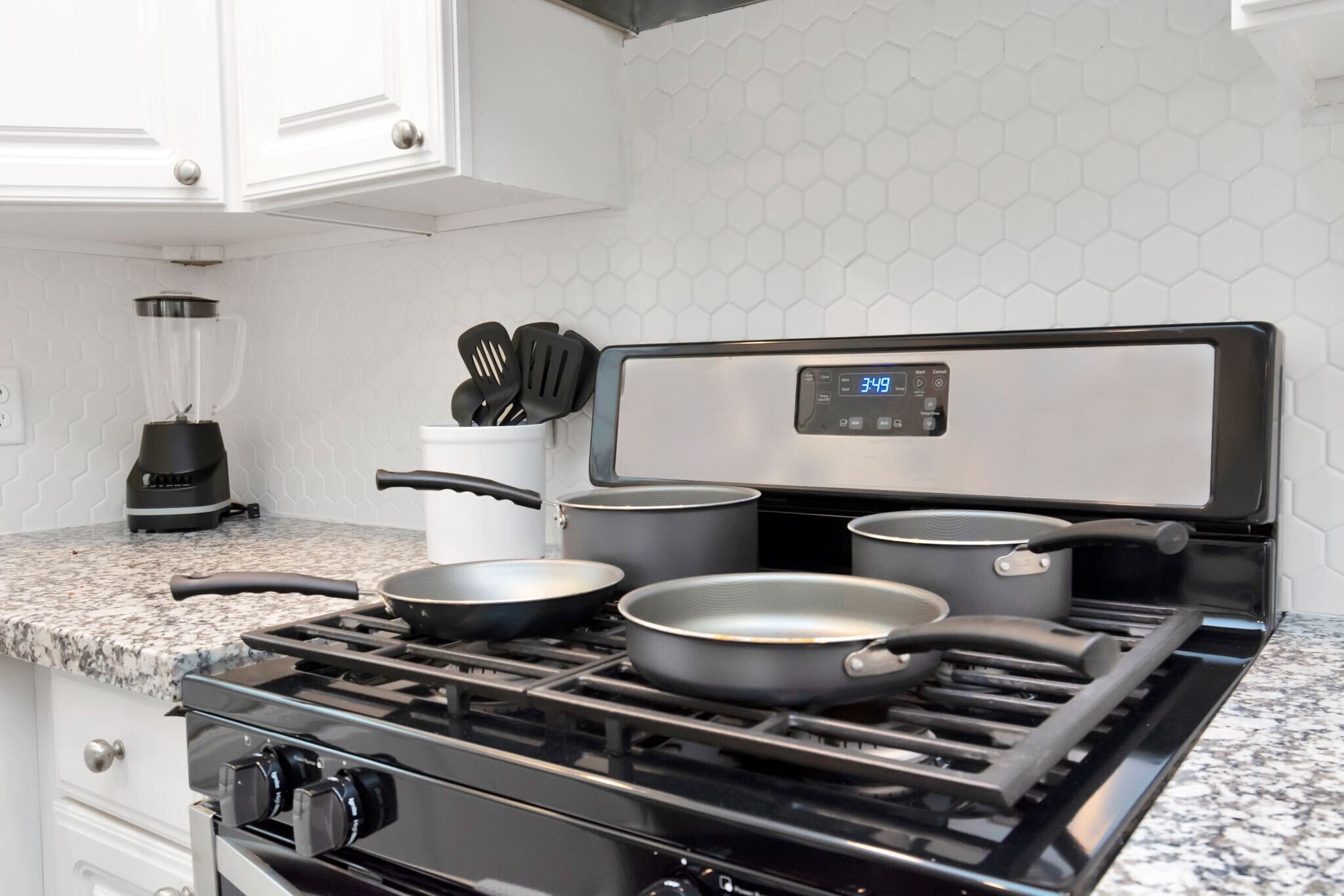 Cozy|1-Story|DowntownHOU|4Bdrm|♛ King Bed |Sleeps 12|Large Yard