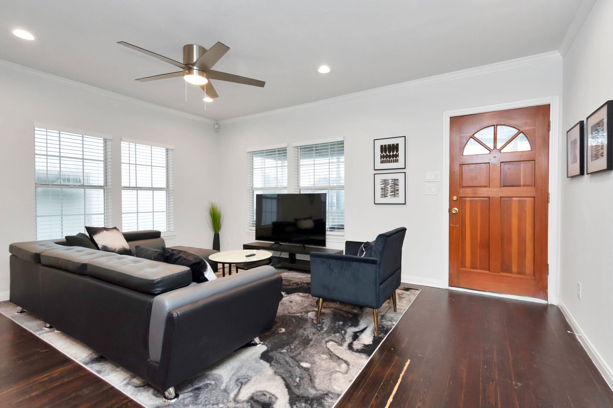 Cozy|1-Story|DowntownHOU|4Bdrm|♛ King Bed |Sleeps 12|Large Yard