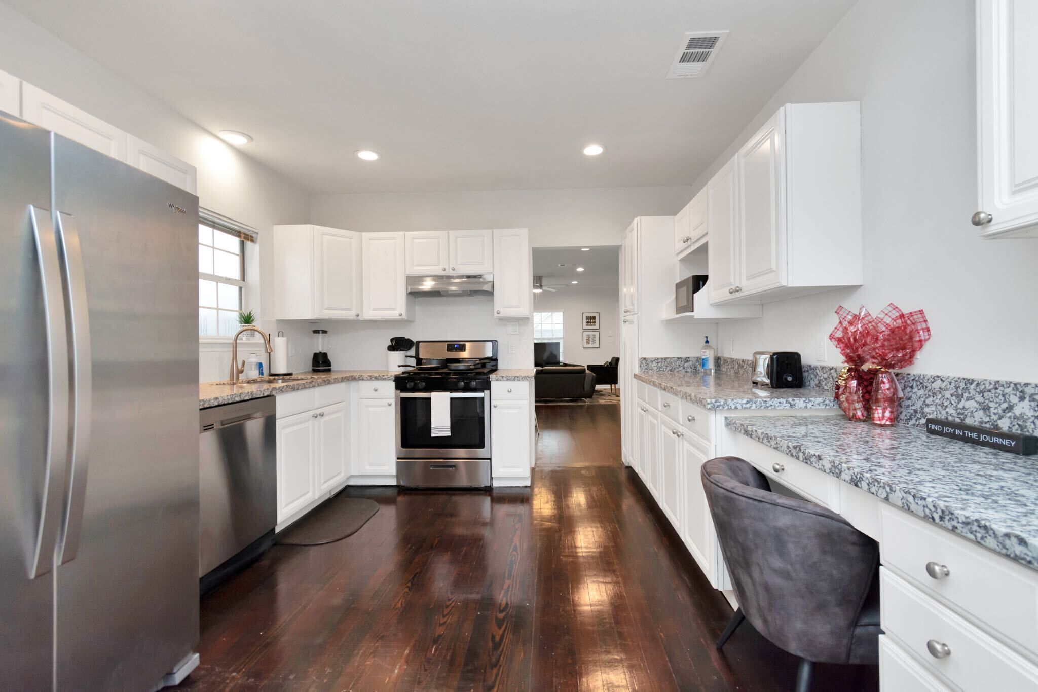 Cozy|1-Story|DowntownHOU|4Bdrm|♛ King Bed |Sleeps 12|Large Yard