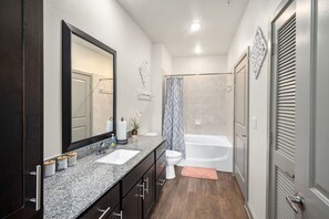 Badekar, hårtørrer, håndklæder