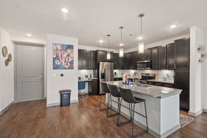 Fridge, microwave, oven, stovetop - Stylish Retreat Near NRG & Medical Center (Houston)