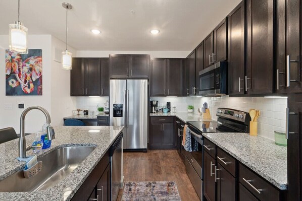 Køleskab, mikrobølgeovn, ovn, kogeplade