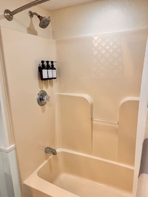 Ensemble douche/baignoire, sèche-cheveux