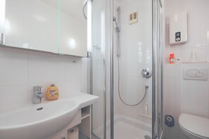 Regadera, secadora de cabello, toallas