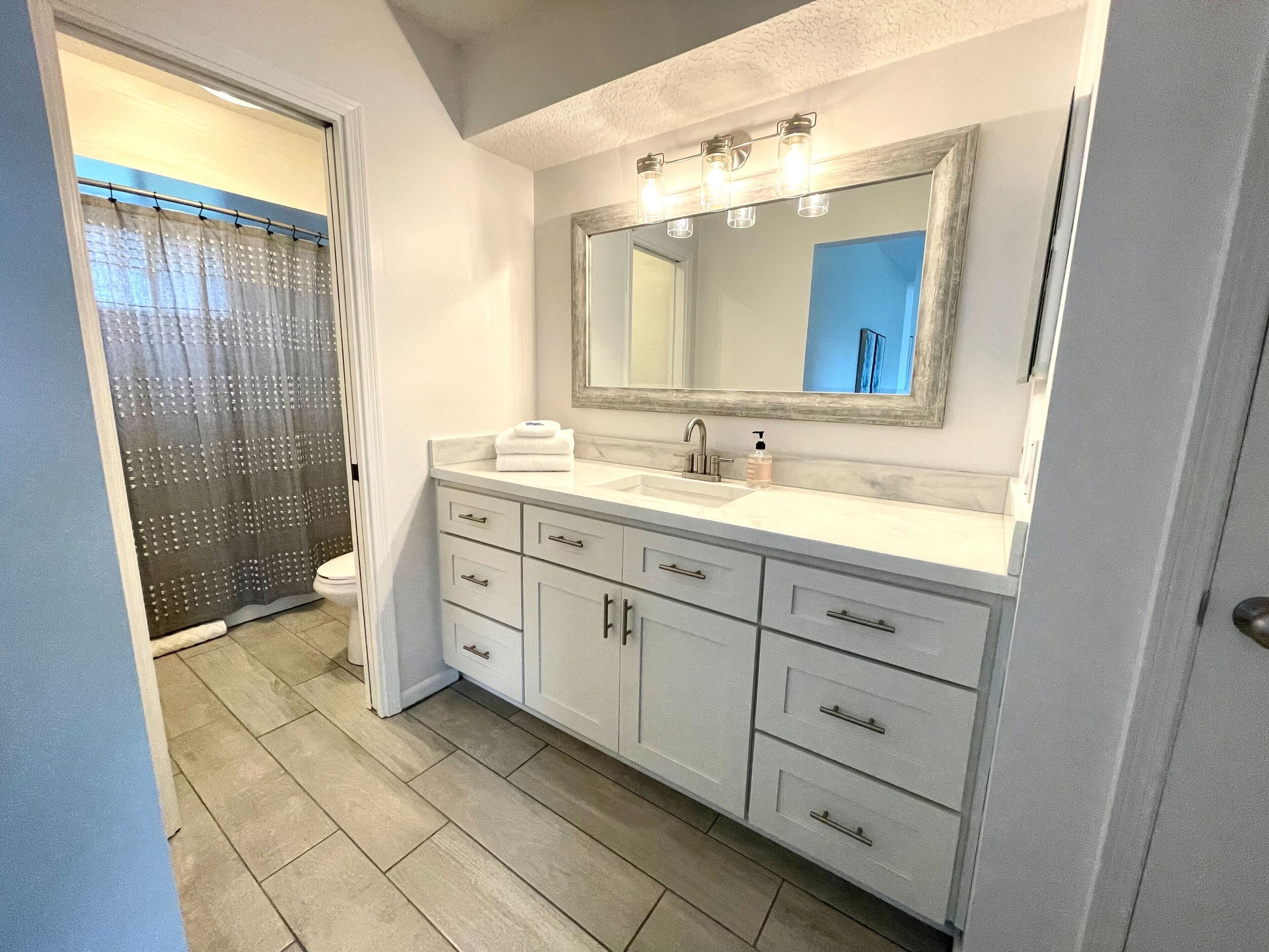 Spacious 1 King Bed Suite Nearby Beach and Mayo Clinic