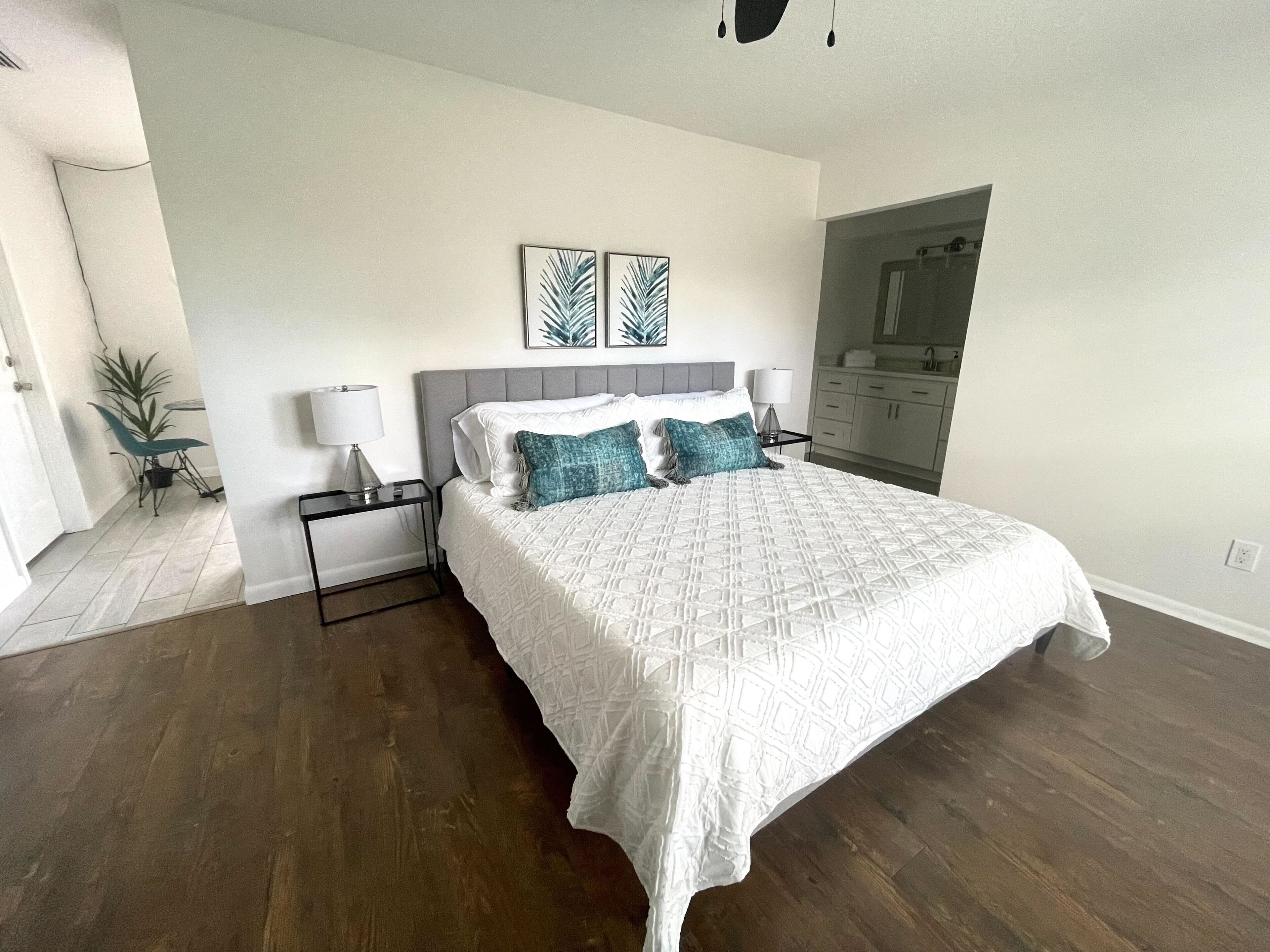 Spacious 1 King Bed Suite Nearby Beach and Mayo Clinic