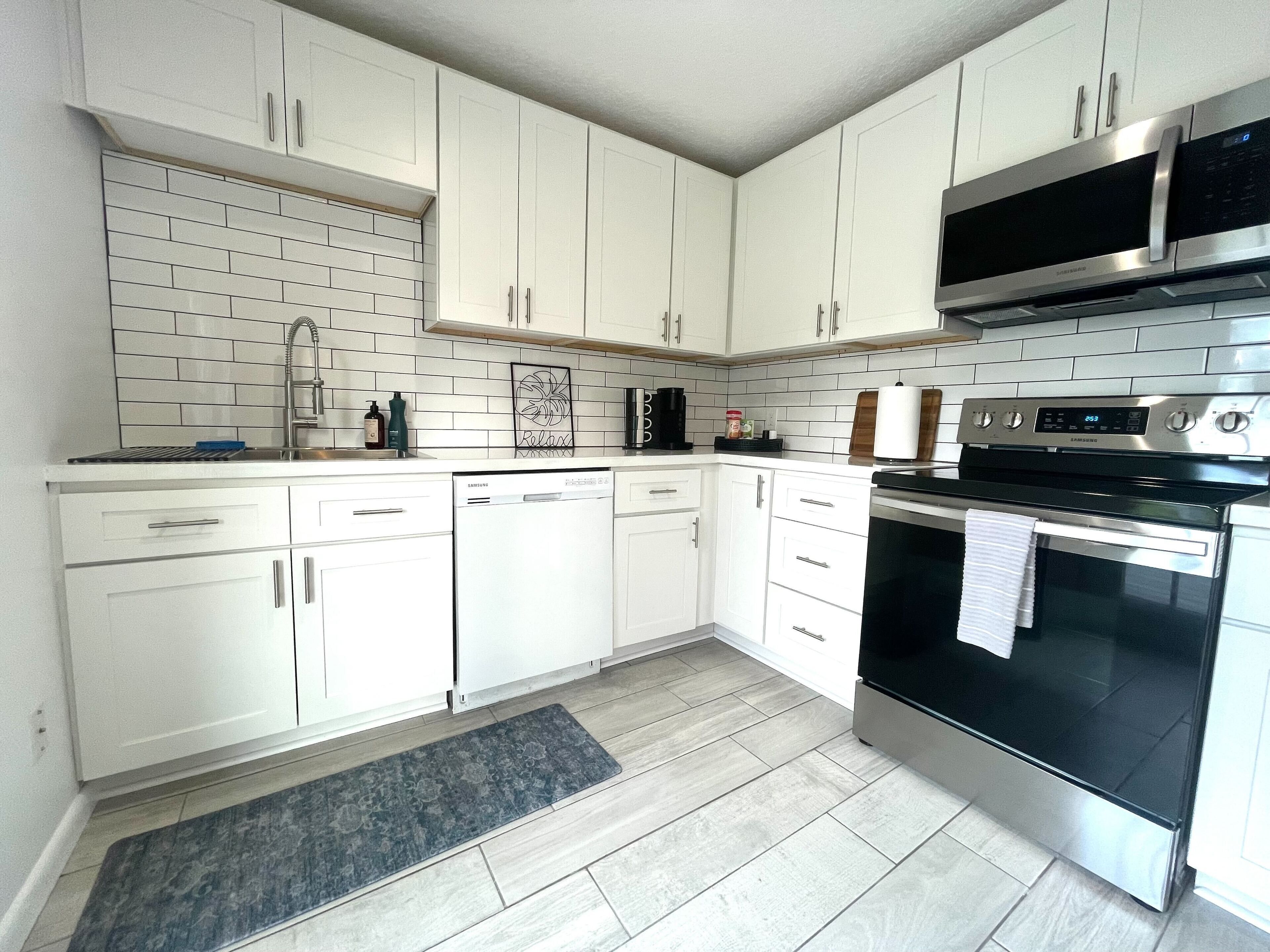 Spacious 1 King Bed Suite Nearby Beach and Mayo Clinic