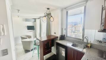 Deluxe Studio Suite | Private kitchen | Fridge, microwave, toaster, cookware/dishes/utensils