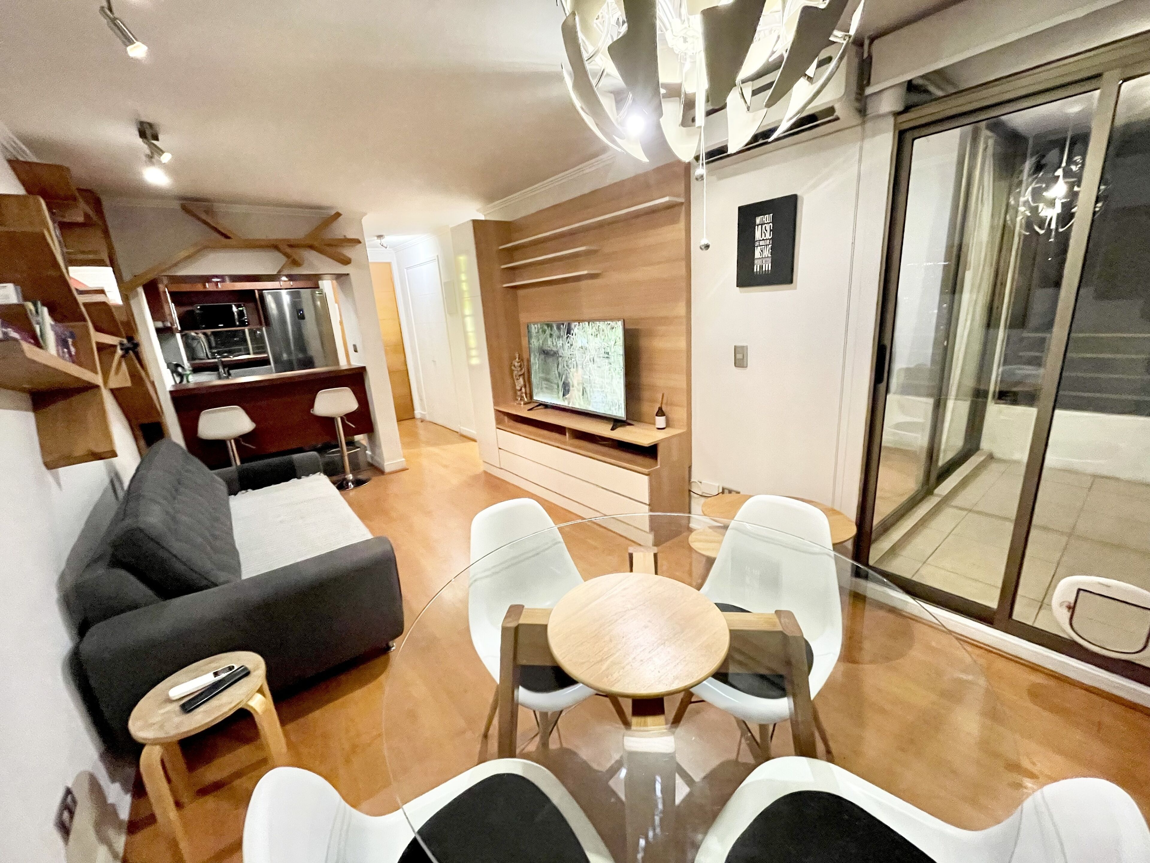 Apartamento Deluxe | Zona de estar | Televisión de pantalla plana de 42 pulgadas con canales por cable