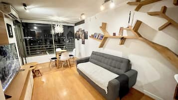 Deluxe Apartment | Living area | 42-inch flat-screen TV with cable channels, TV