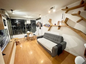 デラックス アパートメント | リビング エリア | 42 インチの薄型テレビ (ケーブル放送視聴可)、テレビ