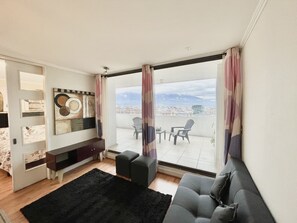 Apartamento Deluxe | Zona de estar | Televisión de pantalla plana de 42 pulgadas con canales por cable