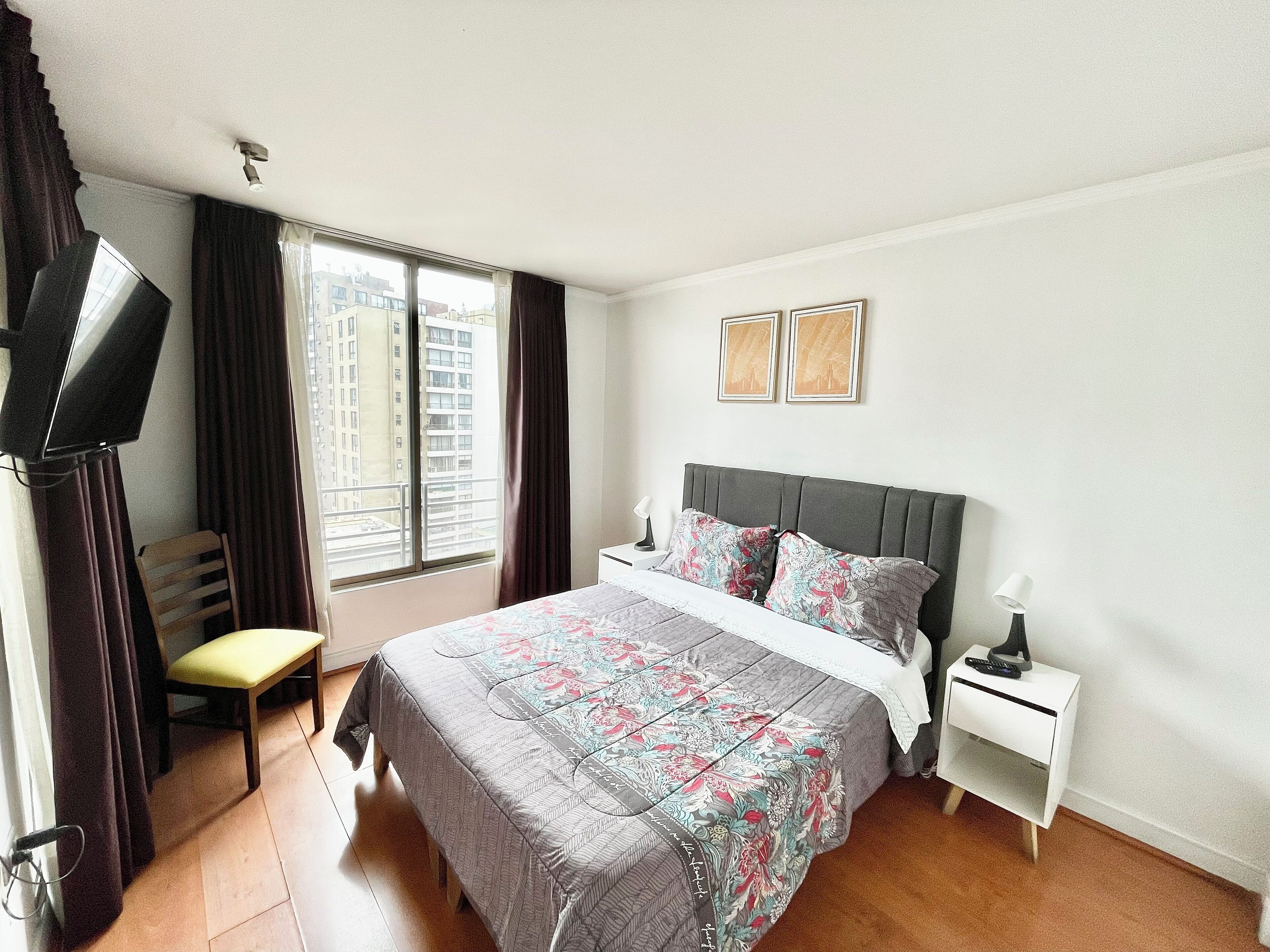 Tabla de planchar con plancha, wifi gratis y ropa de cama 