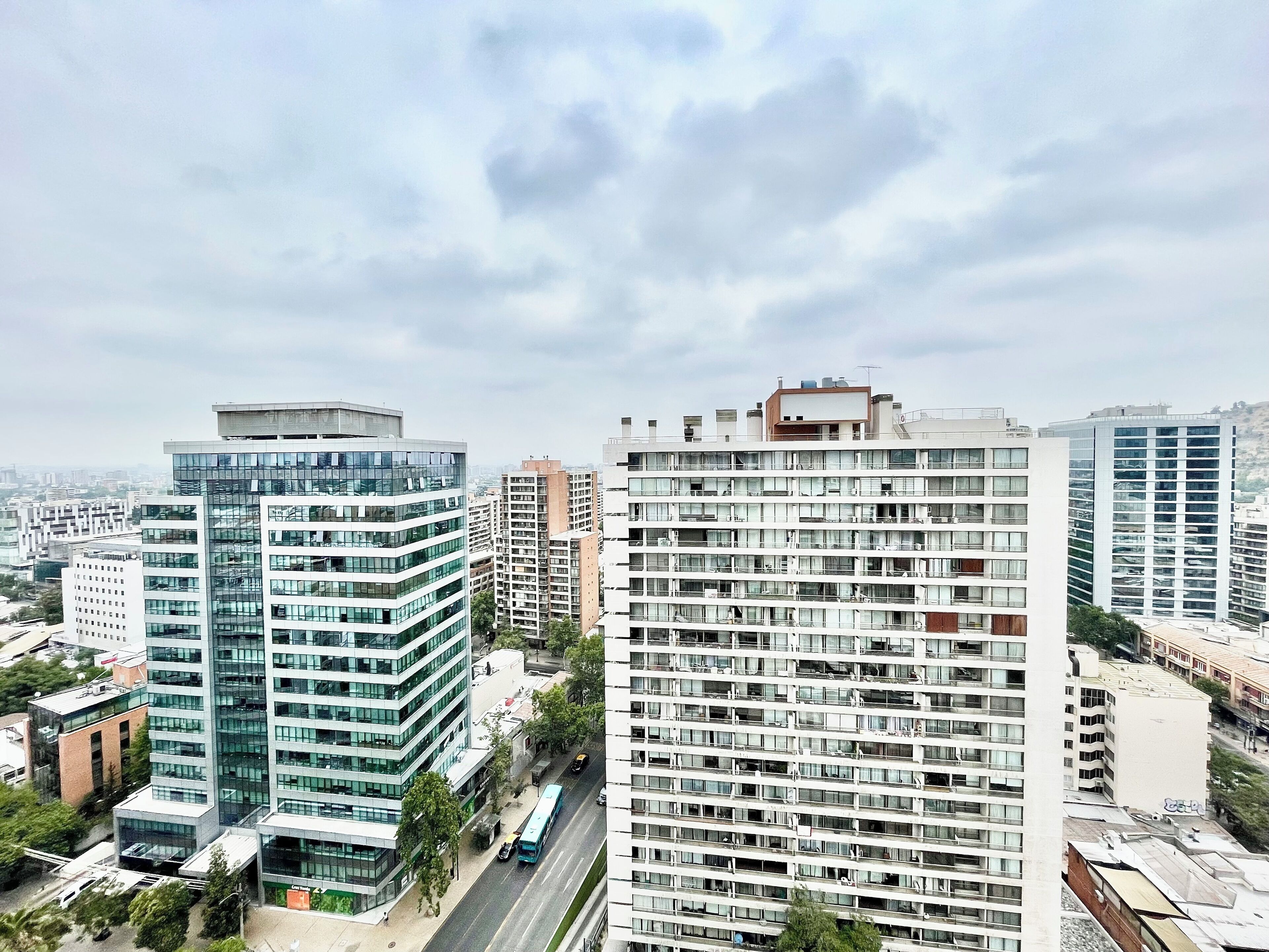 Un immeuble de grande hauteur, doté de nombreux étages, de grandes fenêtres et d’une architecture moderne.
