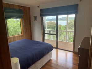 4 عدّة غرف نوم ومكتب وواي فاي مجانًا وملاءات أسرّة