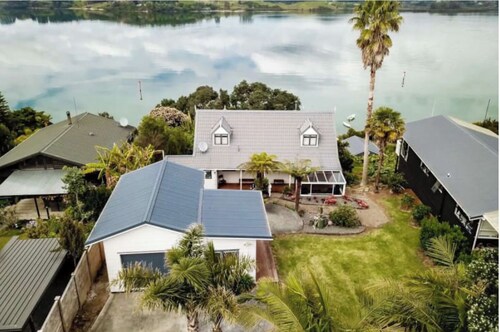 Whole House with KerKeri inlet views, fisherman's paradise