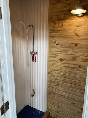 Combined shower/bathtub, jetted bath, hair dryer, towels - Family cottage one block from beach! 25 min from Historical Downtown Charleston (Isle of Palms)