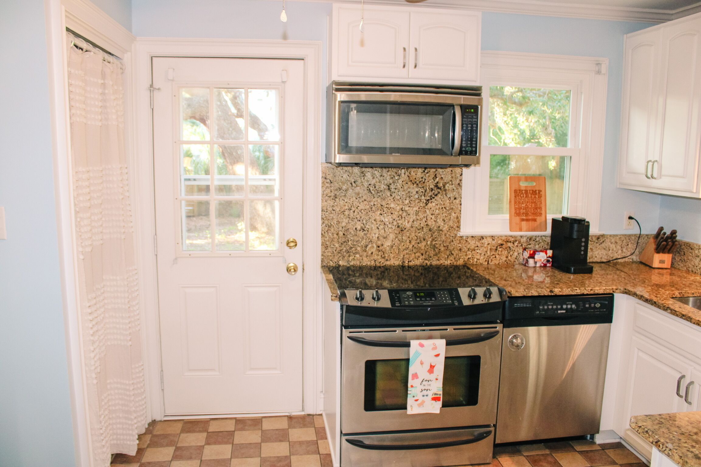 Family cottage one block from beach!  25 min from Historical Downtown Charleston