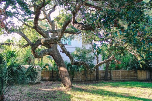 Family cottage one block from beach!  25 min from Historical Downtown Charleston