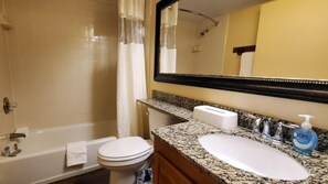 Ensemble douche/baignoire, sèche-cheveux