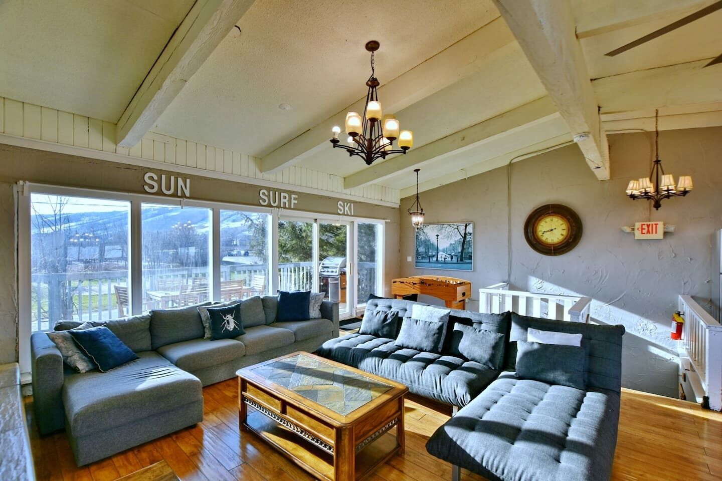 6 Bedroom Blue Mountain Chalet w/ HOT TUB & SAUNA!
