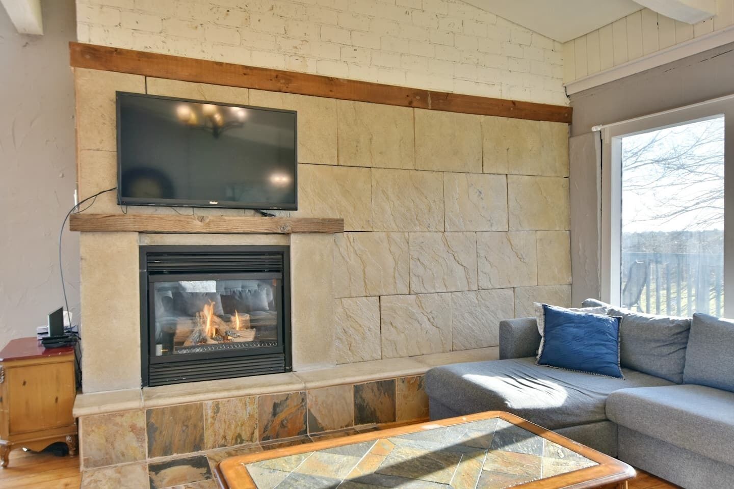 6 Bedroom Blue Mountain Chalet w/ HOT TUB & SAUNA!