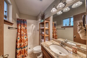 Combined shower/tub, towels