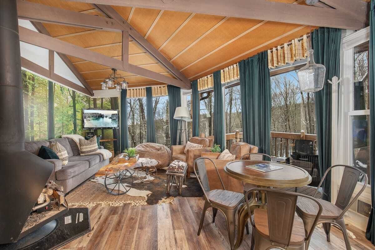 Cool Tree House with Hot tub & FREE EV charging