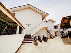 A building with a sign 'SABARAYA B' and a staircase leading to an upper level. - Spot ON 90200 Pondok Sabaraya Cileunyi Syariah (Cileunyi)