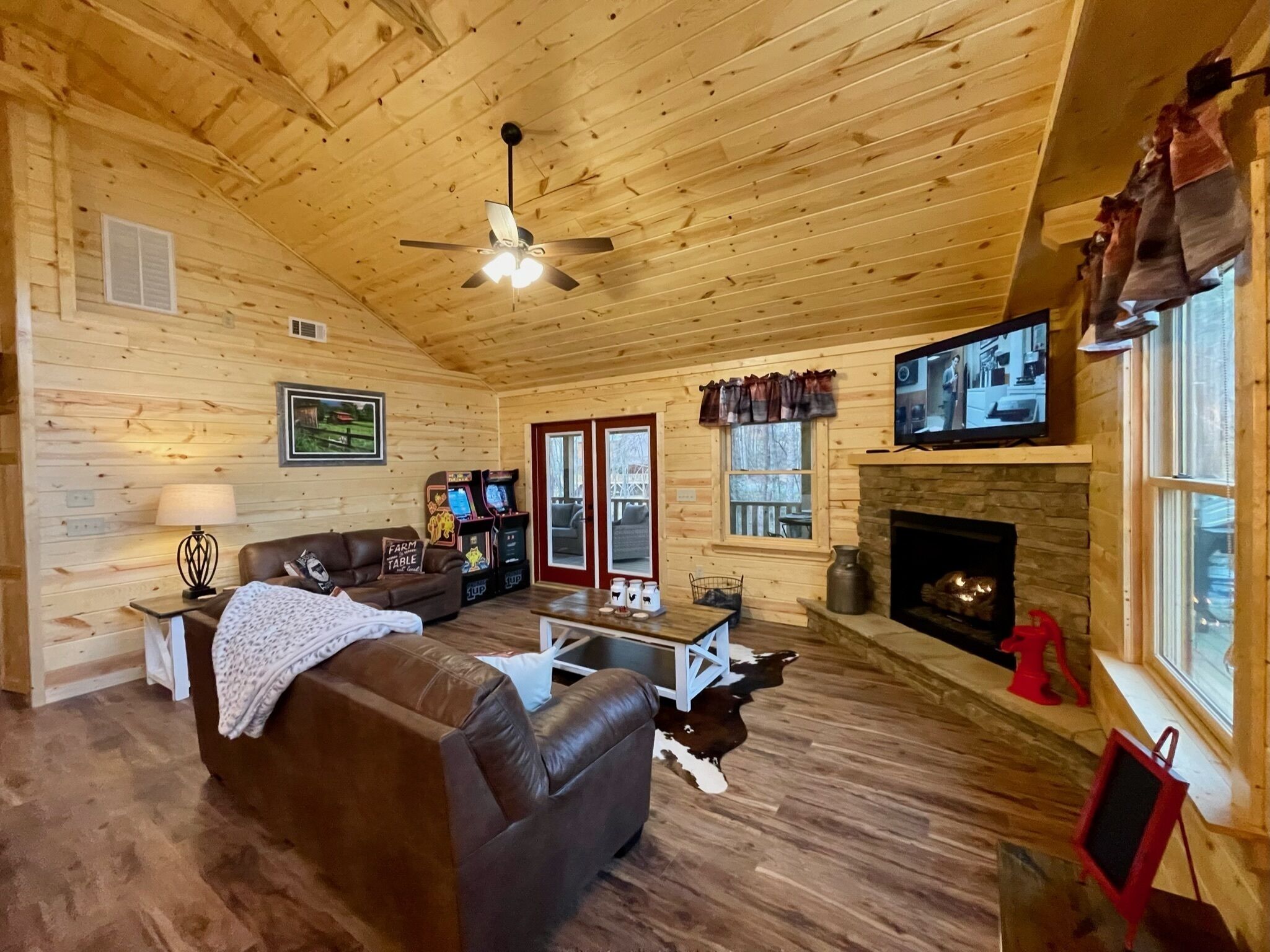 The Lazy Goat Cabin: HotTub, Grill, Fire Pit, Wifi