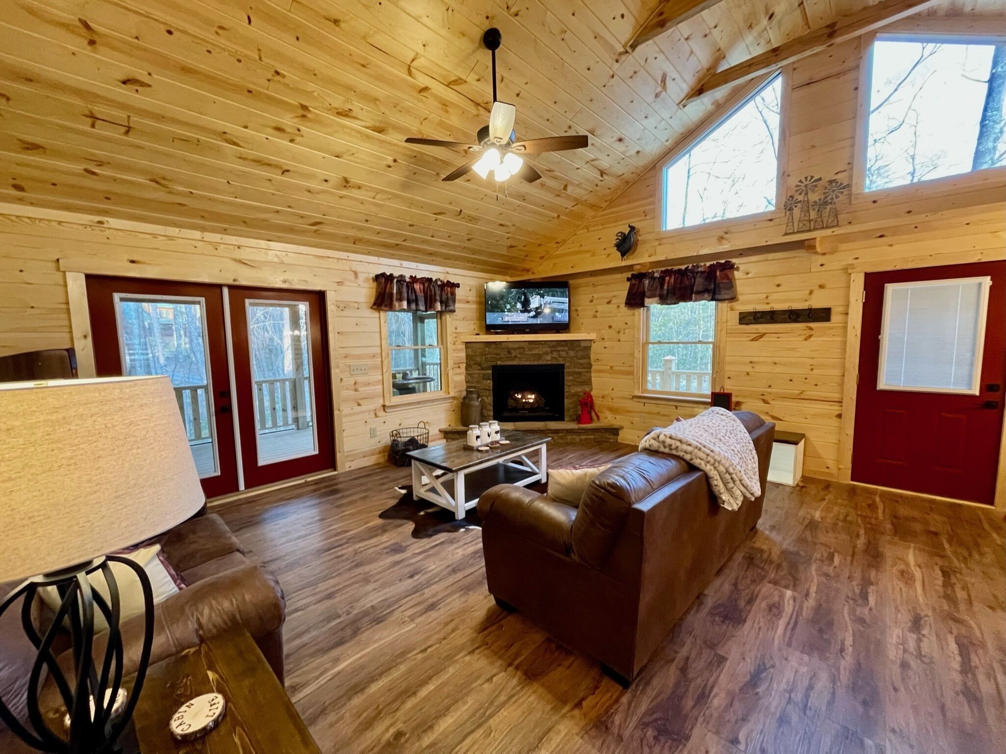 The Lazy Goat Cabin: HotTub, Grill, Fire Pit, Wifi