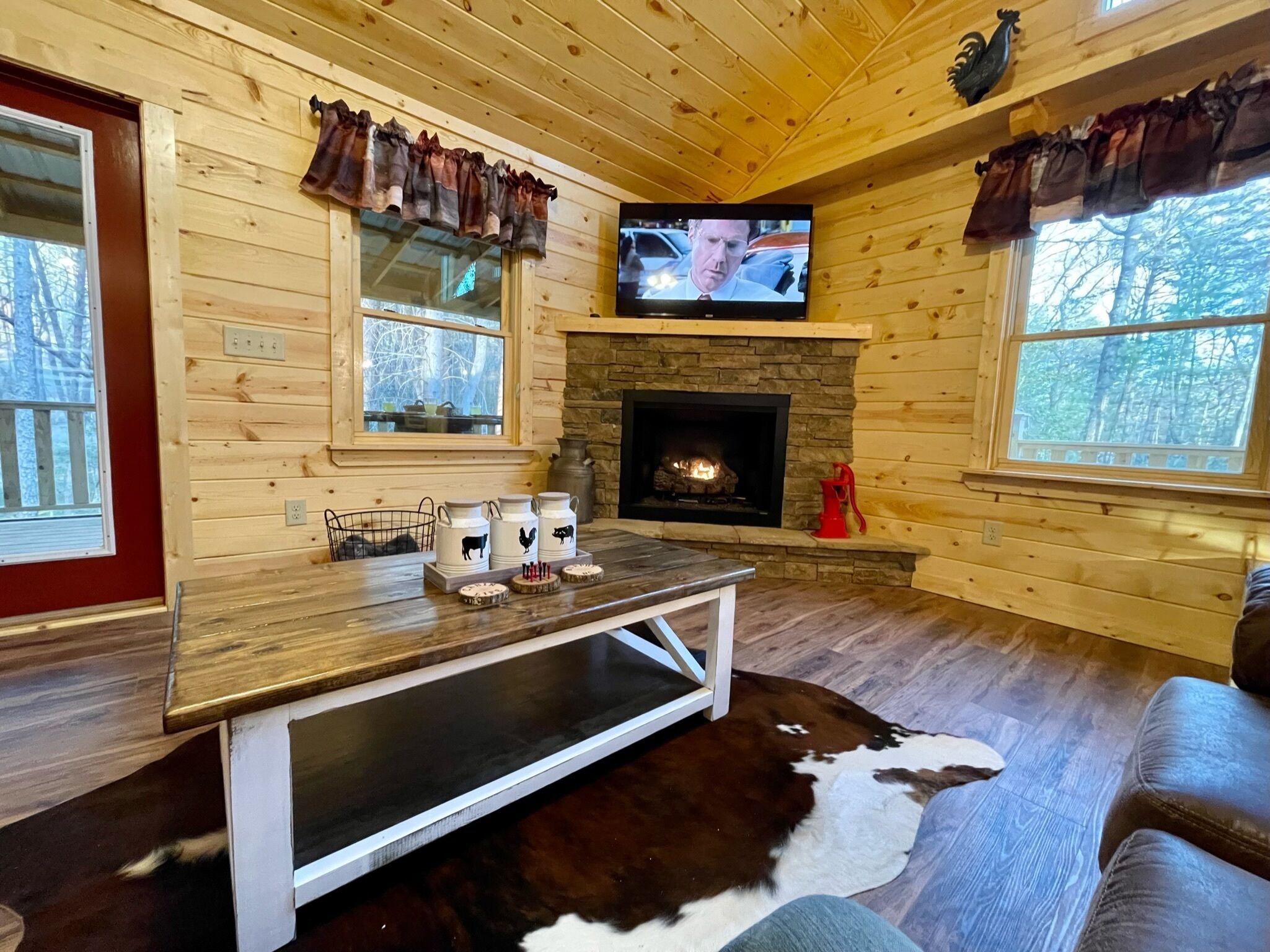 The Lazy Goat Cabin: HotTub, Grill, Fire Pit, Wifi