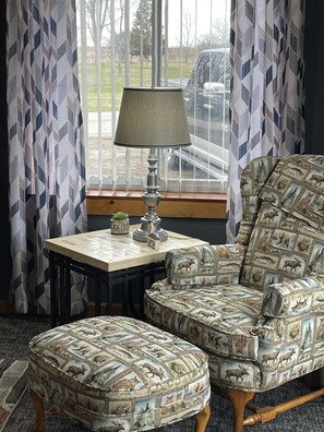 Una televisión, una chimenea