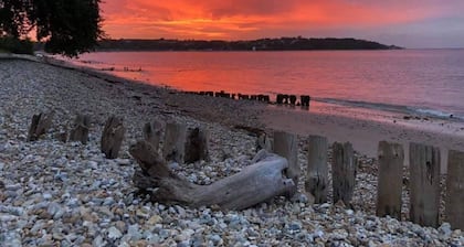 Bembridge Harbour Yurt - Log Burner - WiFi
