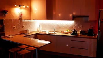 Fridge, microwave, stovetop, dishwasher