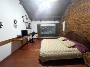 5 bedrooms, iron/ironing board, free WiFi, bed sheets