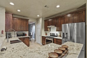 Kjøleskap, mikrobølgeovn, ovn og kokeplater