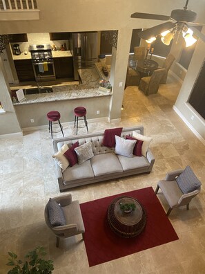 Smart-TV, peis og bøker