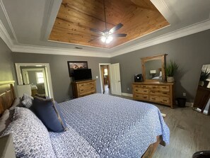 3 habitaciones, tabla de planchar con plancha, wifi y ropa de cama