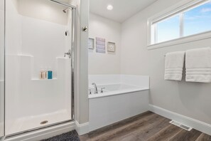 Bathtub, hair dryer, towels, soap - Kayaks, Theater, Arcade and Family Fun! (Garden City)