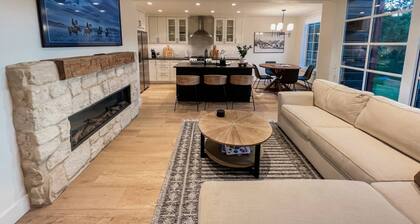 Updated Condo with Free Transportation, Stunning Views & Easy Walk to Chairlifts