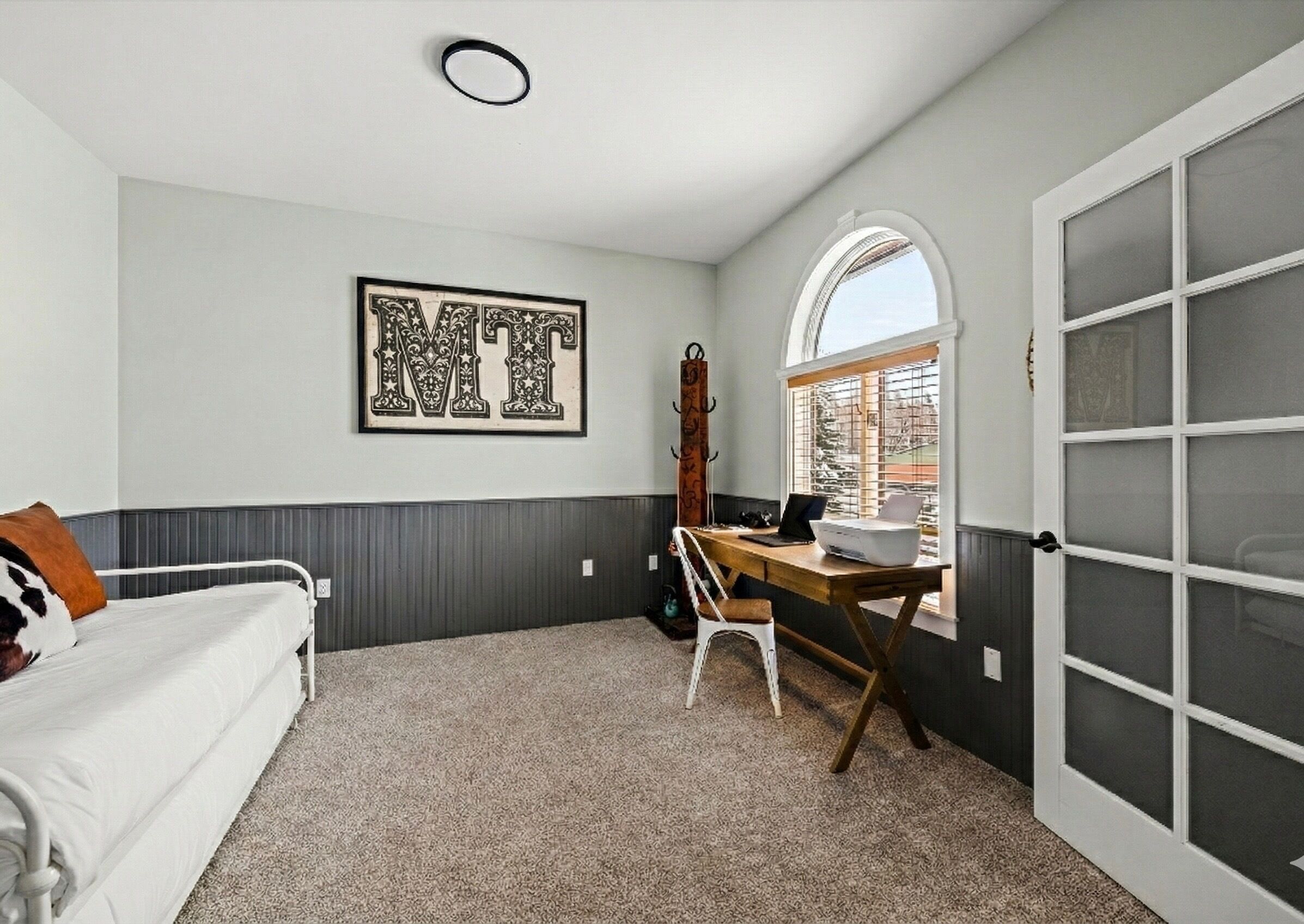 5 bedrooms, desk, iron/ironing board, free WiFi