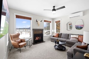 Smart-tv, een open haard, videospelletjes en boeken