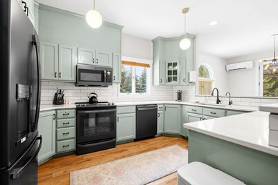 Private Home - Mountain Views - Hot Tub