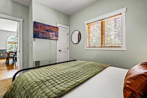 5 bedrooms, desk, iron/ironing board, free WiFi