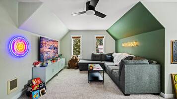 Een smart-tv, een open haard, videogames en boeken