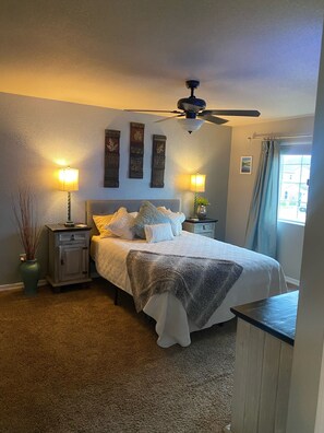 3 habitaciones, escritorio, tabla de planchar con plancha y wifi