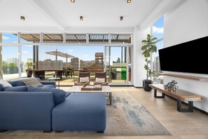 Smart TV, books, stereo, computer monitors - Amazing Volcano Views - 11th Floor Apartment (Ciudad de Guatemala)